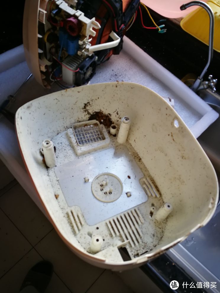 德国蟑螂的杰作，不得不拆解伊立电饭锅进行彻底清洗。