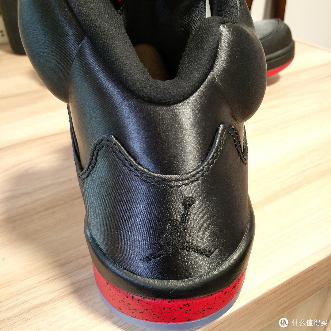 充满质感与光泽的Air Jordan 5 “Satin Bred”