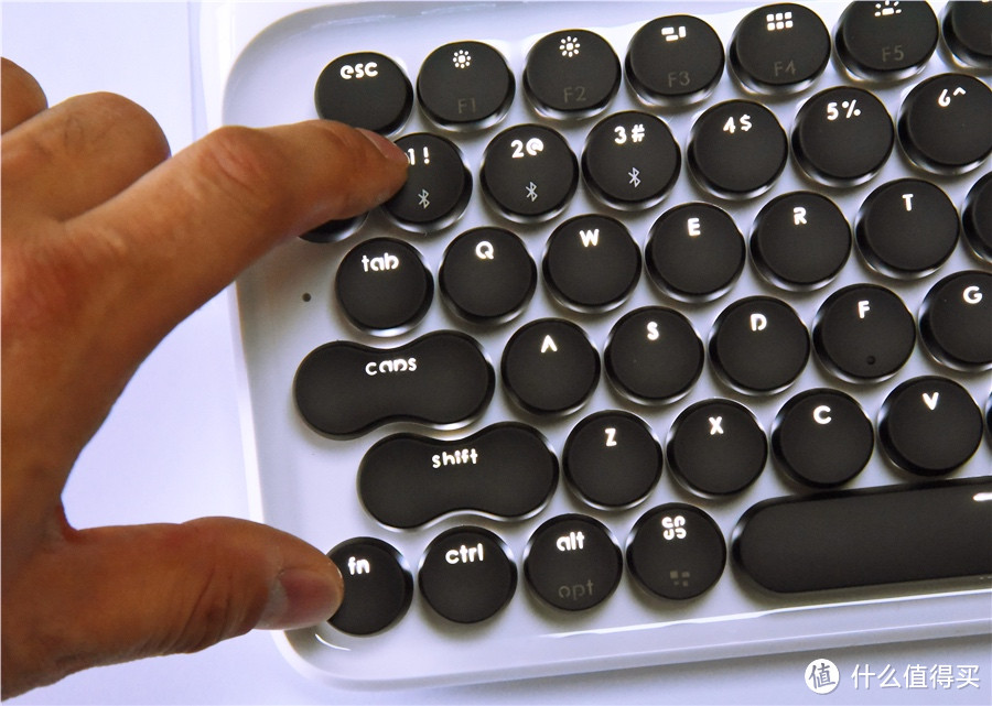 原来键盘不只是黑乎乎的样子，同时连接3台蓝牙设备的键盘，用过吗？
