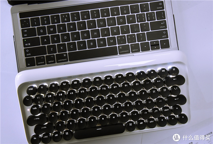 原来键盘不只是黑乎乎的样子，同时连接3台蓝牙设备的键盘，用过吗？