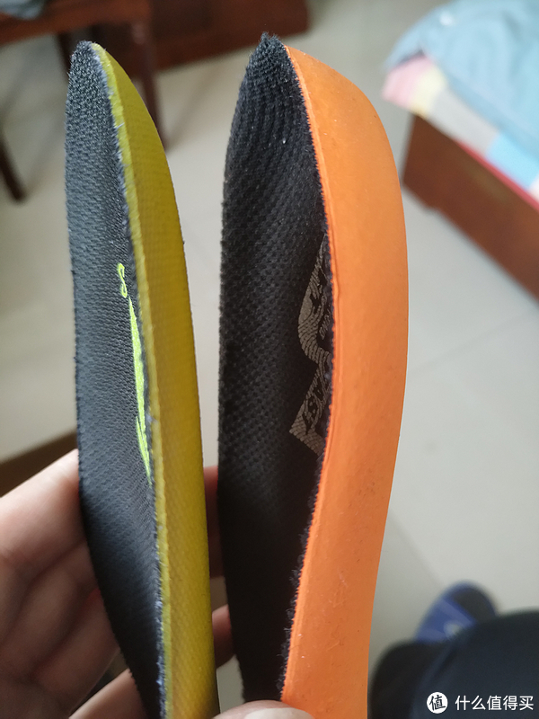 左黄色为李宁，右橙色为361度，李宁的鞋底更厚更软，361度的半包围一体造型支撑性更好