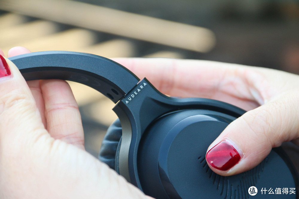 这款耳机可以根据耳力不同，为每个人“量耳定制”音效