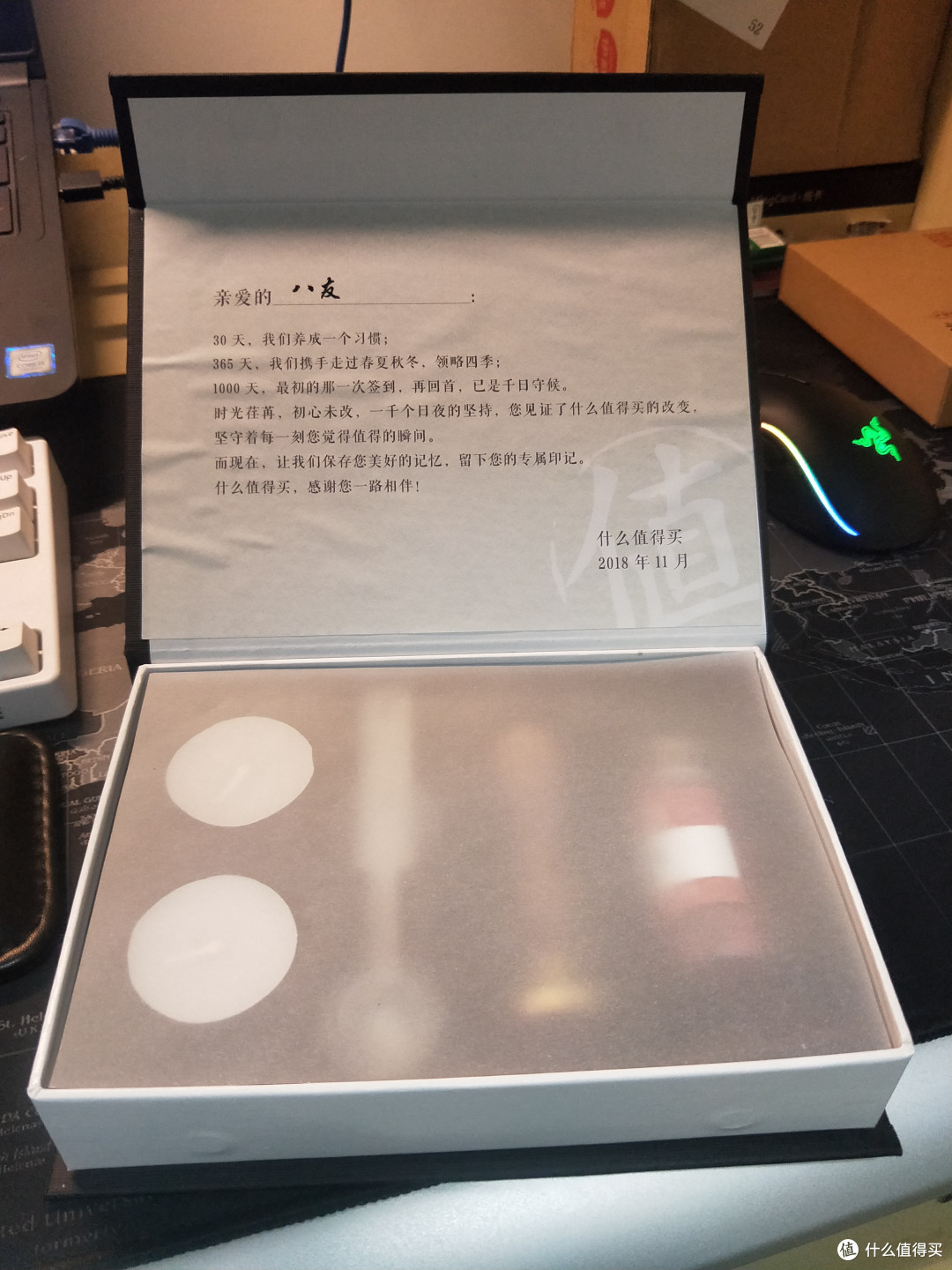 打开盒子,有一层纸,隐约可见里面的内容了