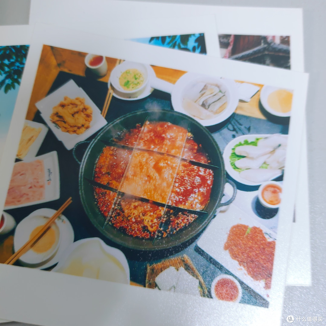 洪崖洞码头老火锅,相纸色调整体偏红,因此这张看着很有食欲