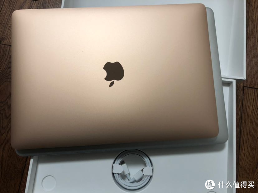 新Mac book air 简单 粗暴 开箱跑娱乐大师