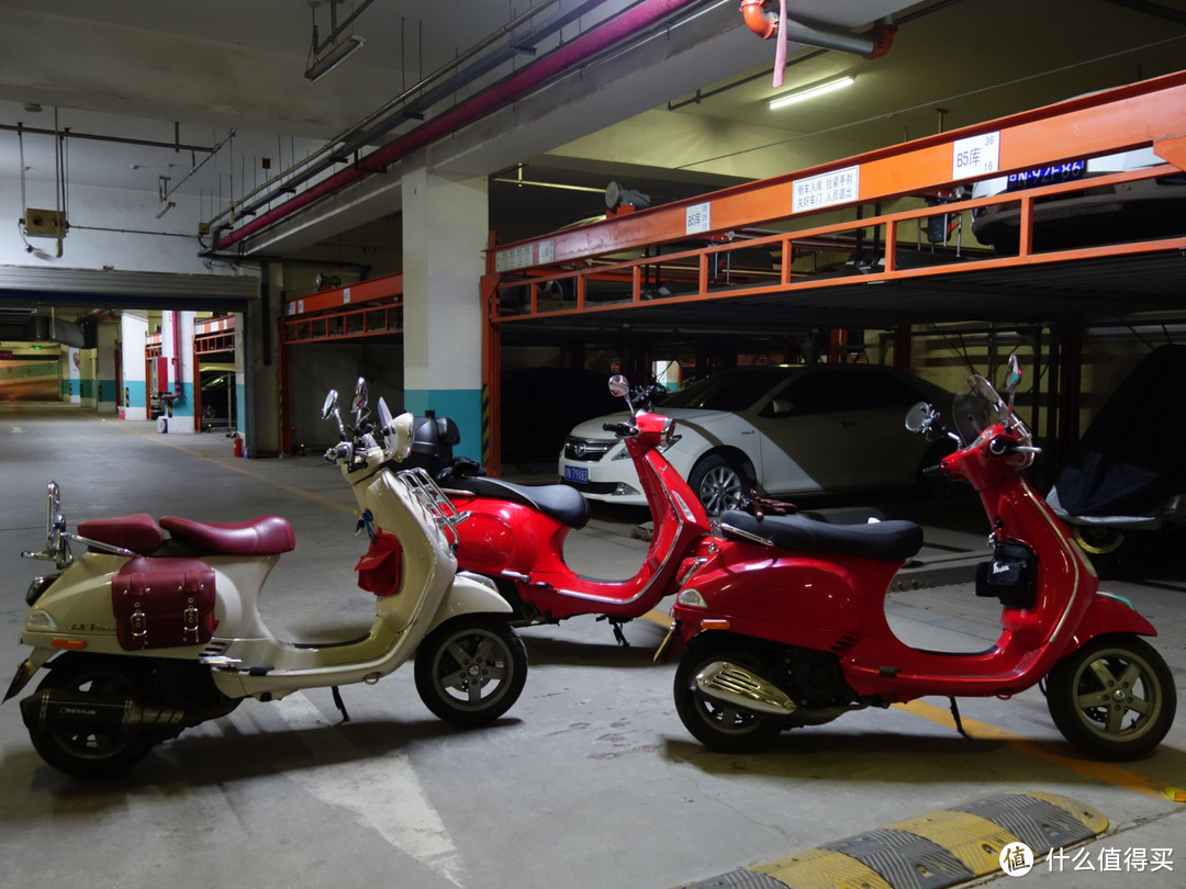 三款150排量的VESPA，一台复古的lxv150，一台圆灯的春天150，一台方灯的冲刺150，朋友都买台VESPA玩儿。