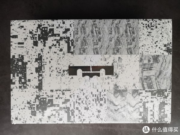 鞋盒整体色调为灰色，少了之前的红黑点缀