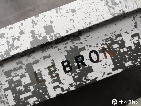 鞋盒侧面的勒布朗