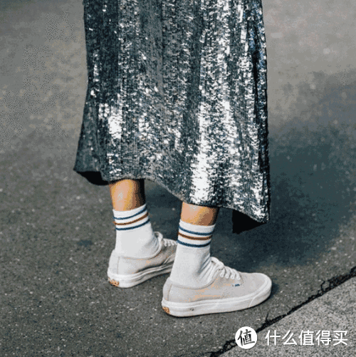 秋冬最新街拍示范!袜子露出一截更时髦