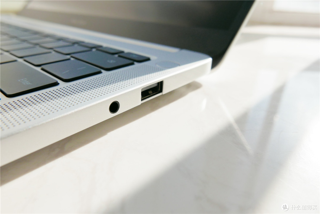 轻狂由我的便携差旅生产力工具--HONOR 荣耀 MagicBook 锐龙版