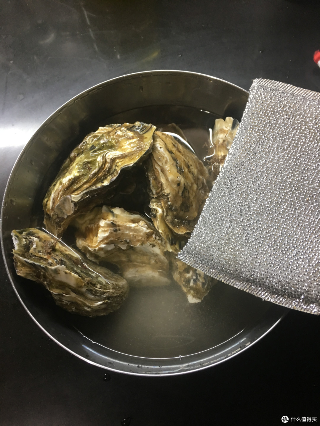 用钢丝刷洗去表面的杂物