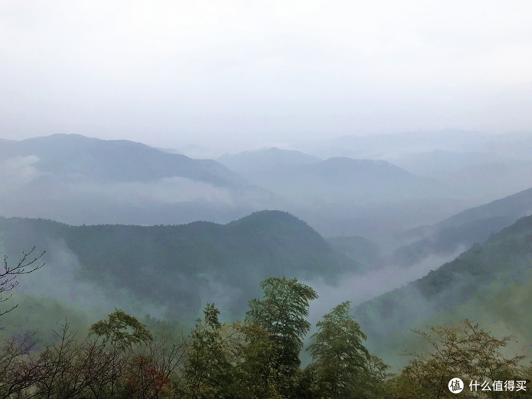 雾气袅绕的山谷好似仙境一般，使选手纷纷驻足停留拍照