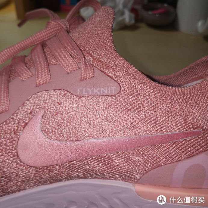 “flyknit”字样