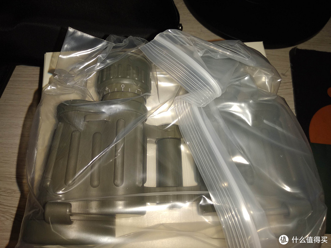 它家玻璃水晶买不起,好歹搞了个奥地利丝袜的special version binocular