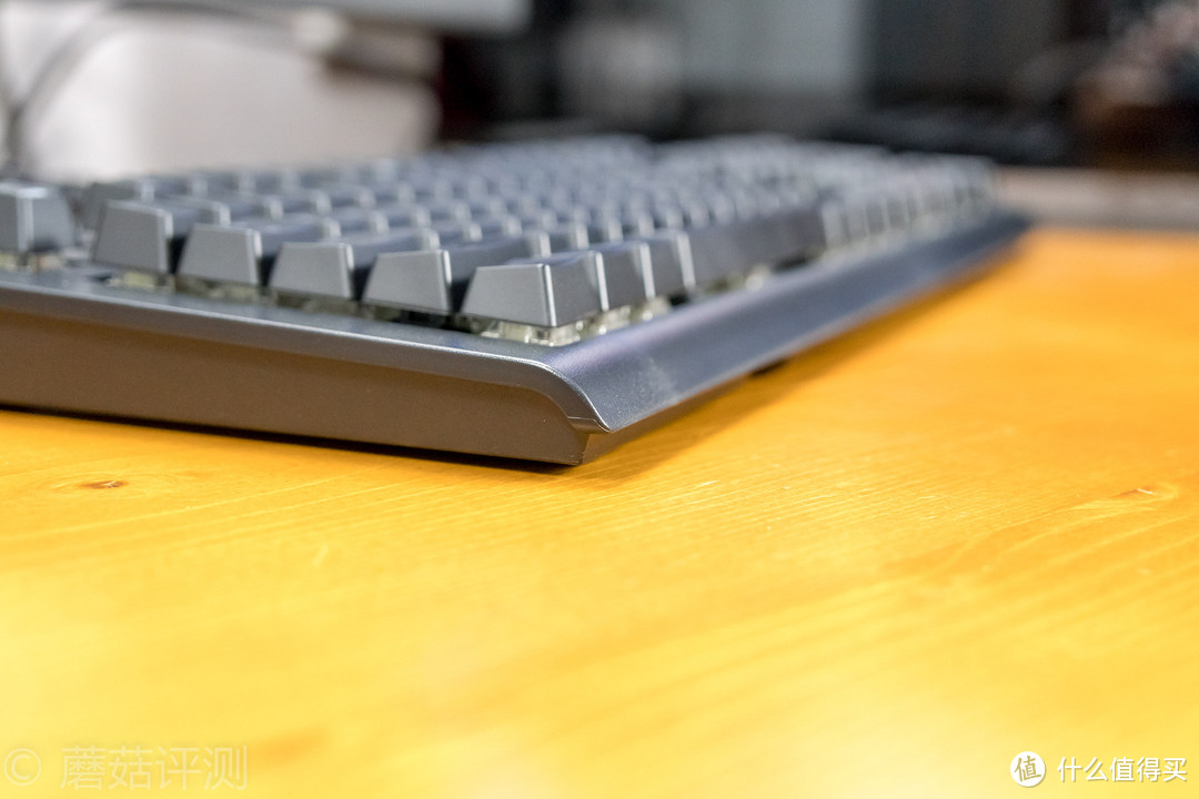 准、快、迅捷的银轴，配上酷炫RGB灯效，这就是Thermaltake X1 星脉机械键盘