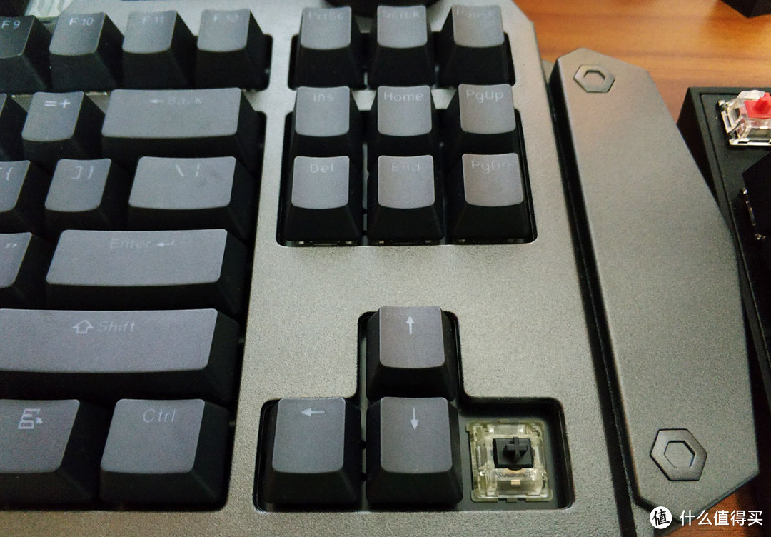 科技感十足的硬汉 迪摩F4 RGB机械键盘使用感受