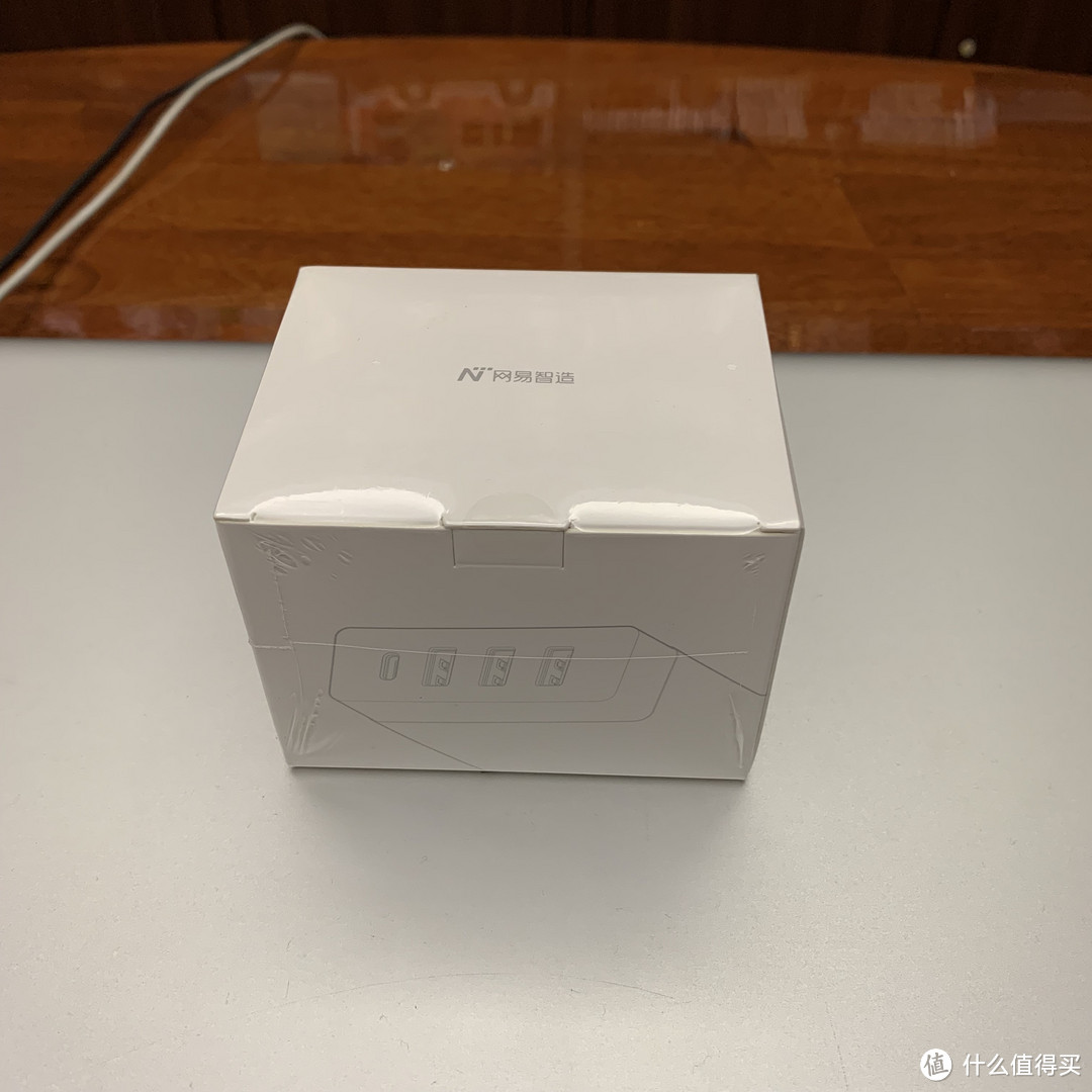 网易智造 72W 4口PD充电器轻测