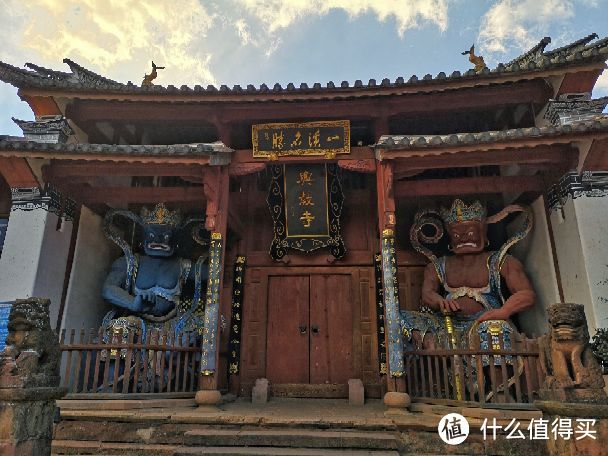 古戏台对面，沙溪的寺庙兴教寺。兴教寺建于明永乐十三年，已有近600年的历史。它是我国目前保存规模最大、最典型、最有代表性的佛教密宗“阿吒力”寺院。兴教寺内保存的明代壁画深受中原绘画风格影响，又具有浓郁的地方民族特色。到得太晚，寺门紧闭，只好下次再来。