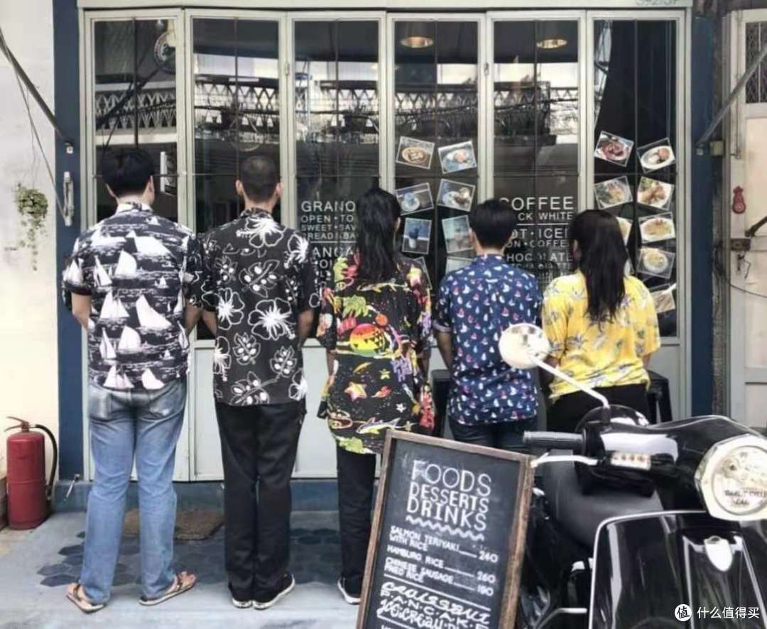 咖啡店门口和员工