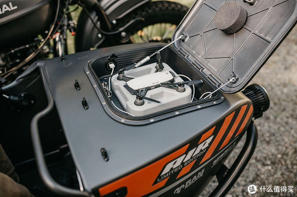 大疆跨界联名乌拉尔，首次把无人机装在了侉子摩托车上