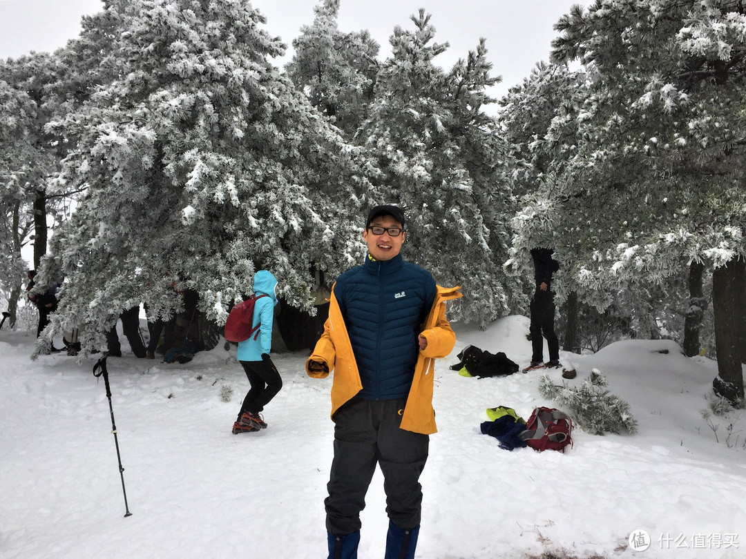 后面实在是太冷了，脱掉了里面的软壳，换上狼爪滑雪服自带的700蓬松的羽绒，这个羽绒的热度确实很牛，立马感觉到暖和了，而且当时内衣还没有完全干透的情况下，这个暖意真心舒服。在寒冬里面这个时候就会感觉到好衣服的价值，有件合适的保暖衣服真心靠谱。