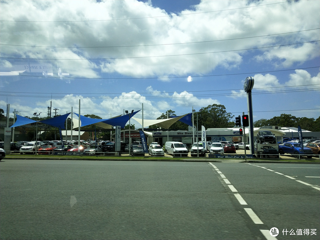 大概两个多小时，我们就到了Coffs Harbour，这边一进城先是各大品牌的汽车商店，明显感觉比阿米戴尔繁华一些，街上也看到更多的奥迪奔驰了。