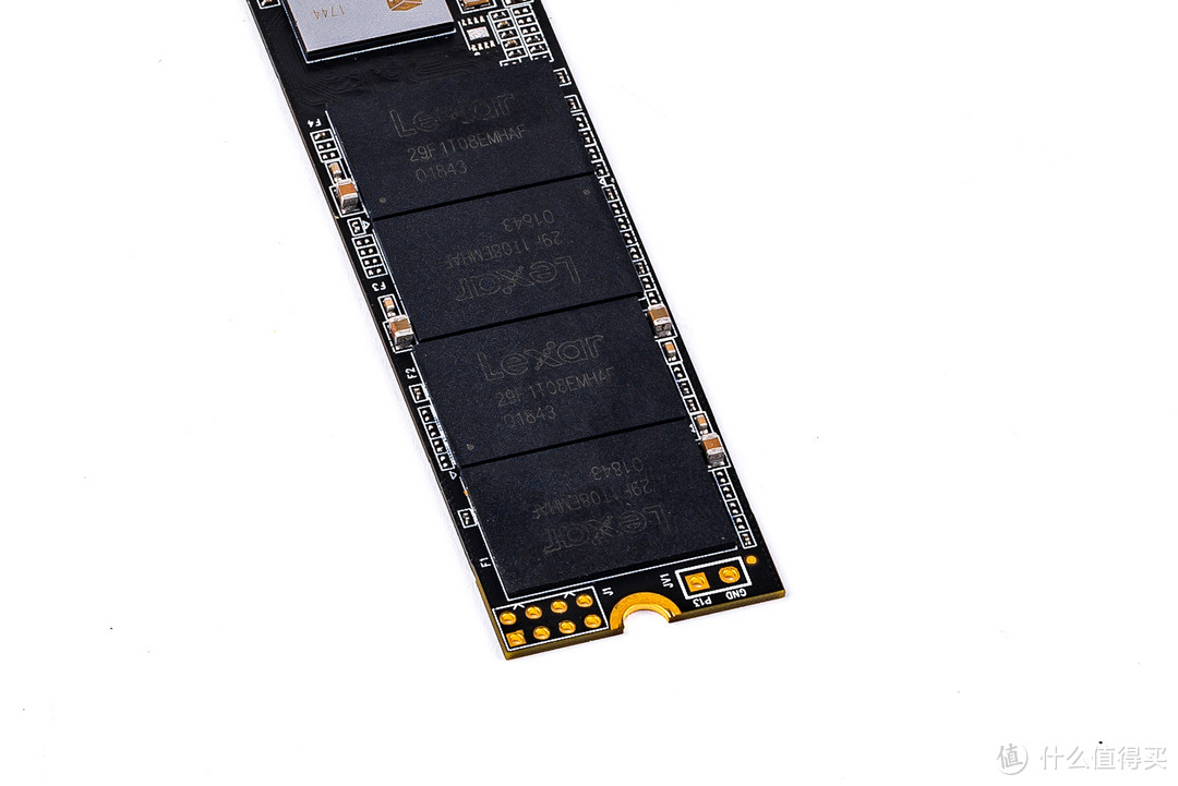 闪存颗粒方面,雷克沙(lexar)m600 480g ssd板载4颗镁光64层tlc闪存