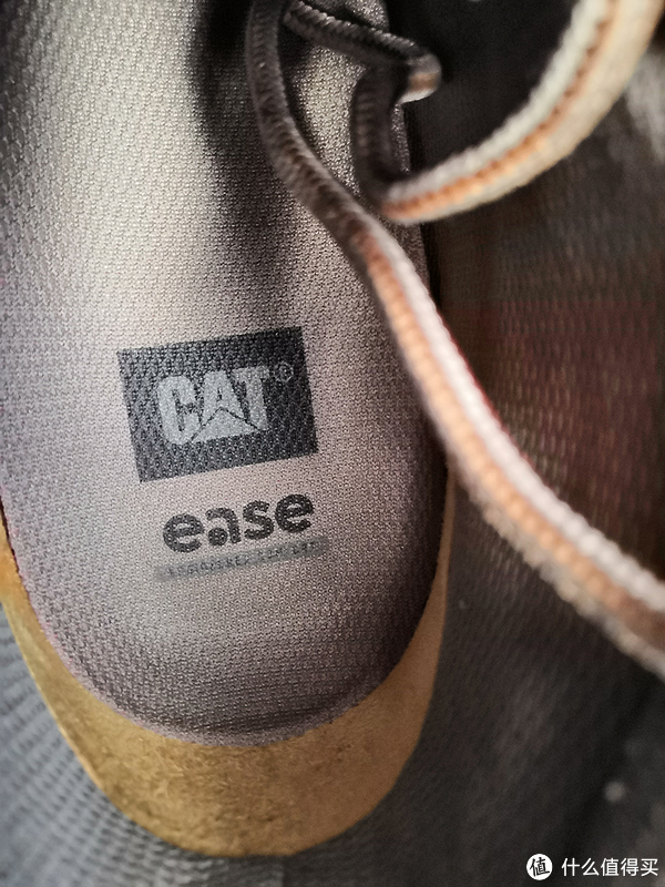 EASE 的鞋垫弹性还不错，脚感舒适