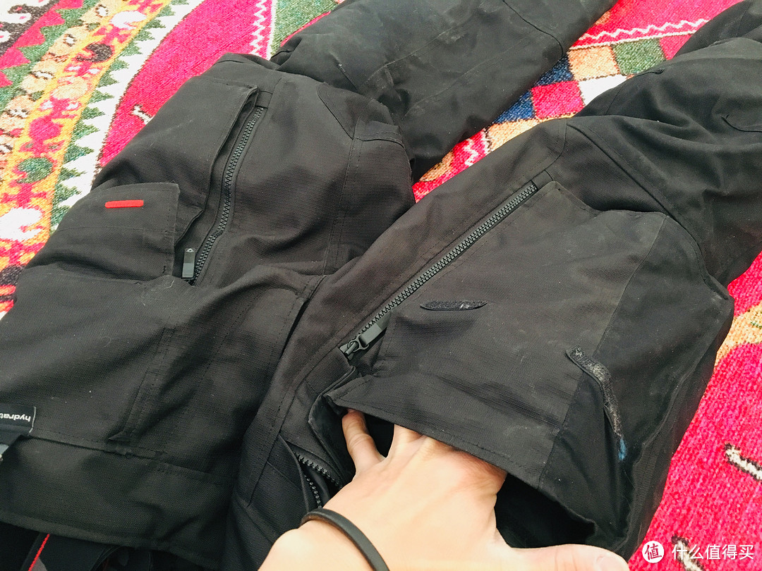 裤子前面两个口袋容积更大，脸矿泉水瓶都能塞进去，摩旅时候非常有用。