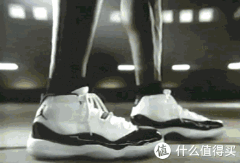 到现在还记得当年正式发售赛季那个跳起来踩了好多步扣10几米高的篮的广告