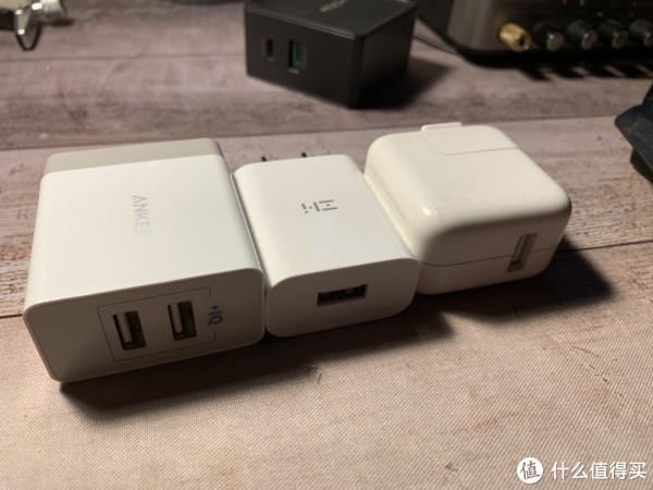 Anker左、紫米中、ipad右