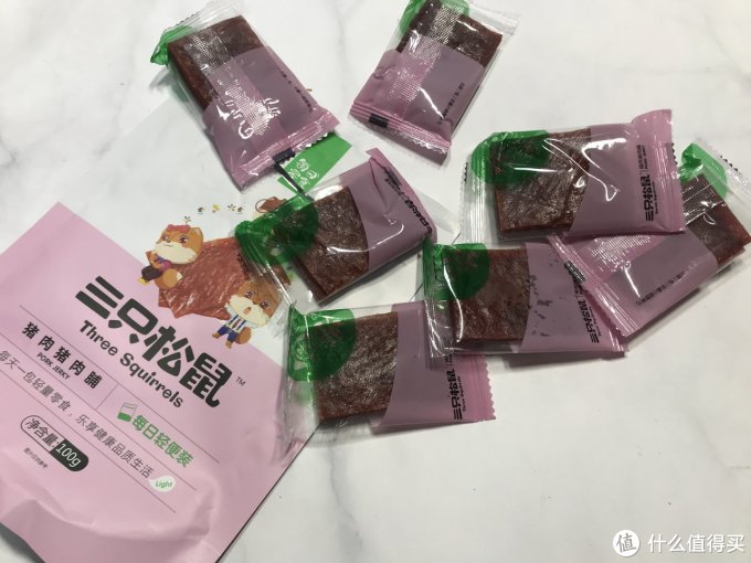 图片关键词 零食选择恐惧症的克星:三只松鼠巨型网红零食大礼包