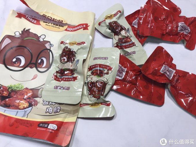 图片关键词 零食选择恐惧症的克星:三只松鼠巨型网红零食大礼包