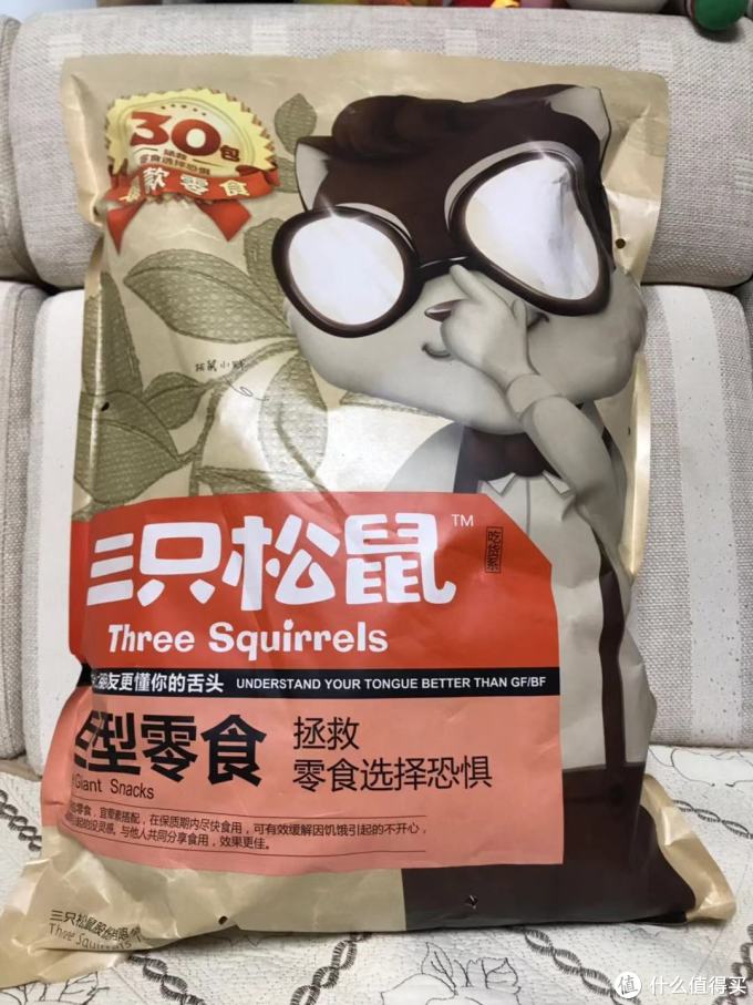 图片关键词 零食选择恐惧症的克星:三只松鼠巨型网红零食大礼包
