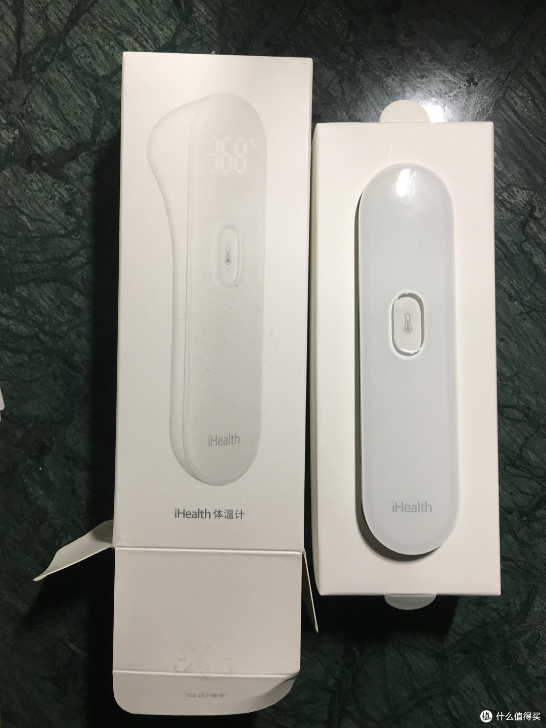 审美统一的小米设计，很光滑的流线设计，明显的ihealth logo