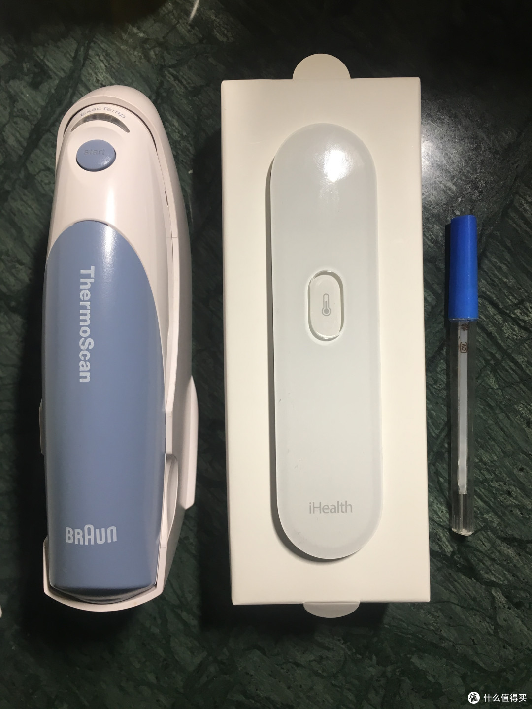与其他产品对比，比较小巧，厚度相对耳温枪来说轻薄一些，便于携带