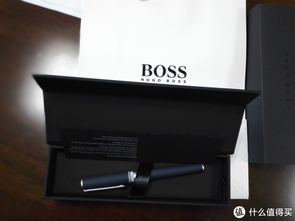 终于显露出庐山真面目了，第一感觉就是颜值高。喜欢！一只蓝色（深蓝、天蓝、宝蓝？原谅我个色盲，对颜色只分得清红白蓝绿橙紫黑）地钢笔静静躺在那里等你