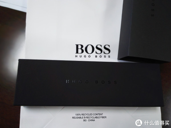 轻轻地拿刀片破开气垫，有一层塑料包装，拿掉塑料包装，还有一个外壳，再把外壳拿掉，还有包装壳，抽丝剥茧地一层一层揭开，性子不能急