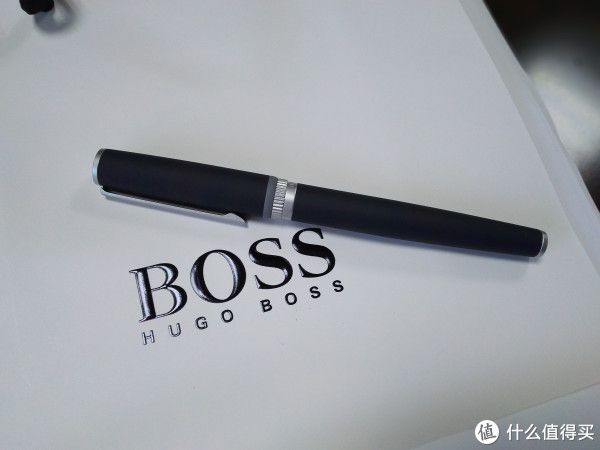 放在白色的手提袋上面，相得益彰，装在手提袋里，送领导送朋友送老公是完成拿得出手的。