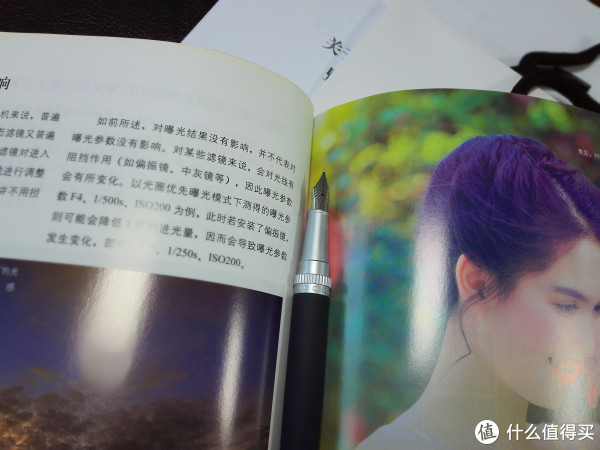 整只钢笔长为139mm，重亮39g，钢笔的材质为黄铜，笔杆有独特地此轮设计，笔杆笔握也是金属的，笔尖没有logo，做工跟整只笔很搭配，整只笔质感满满，拿在手上略沉，适合男人使用，显得沉稳。