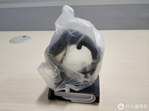 手表装在夹子上，下面塞着说明书