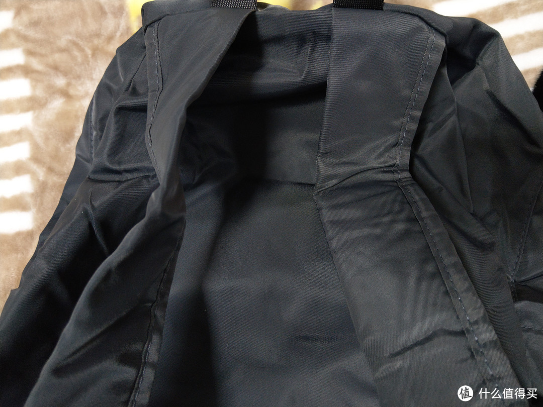 ▲背包的背带非常简易，由于整个包非常轻便，材料和结构单一，这样的背带也说得过去