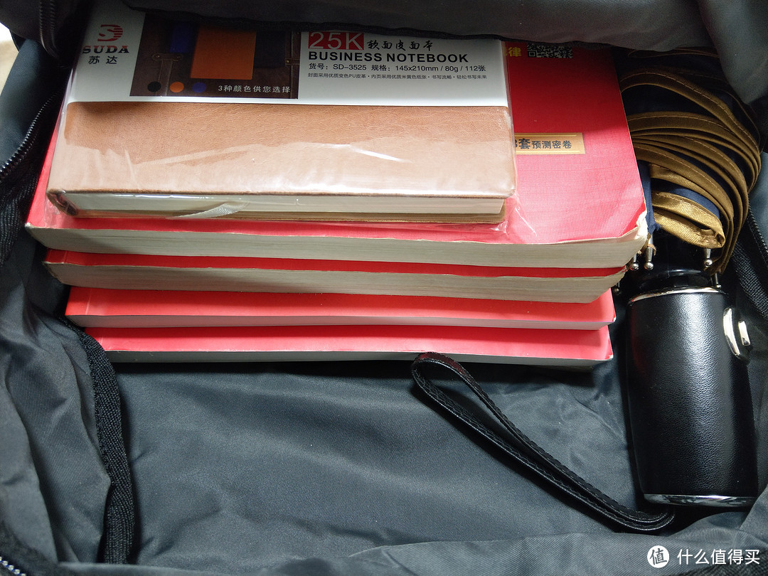 ▲背包内可以轻易地放入五本大书，一把双人折叠雨伞，尚有剩余空间