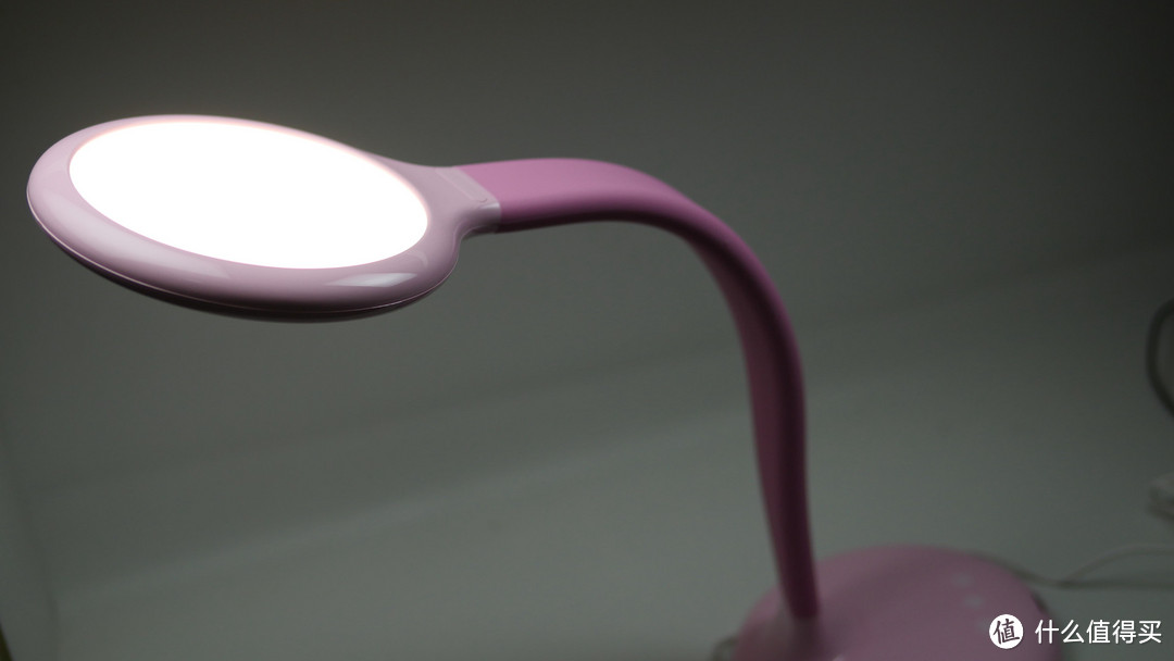 为孩子护眼买单，芭比智能台灯的自动调光设计吸引了我