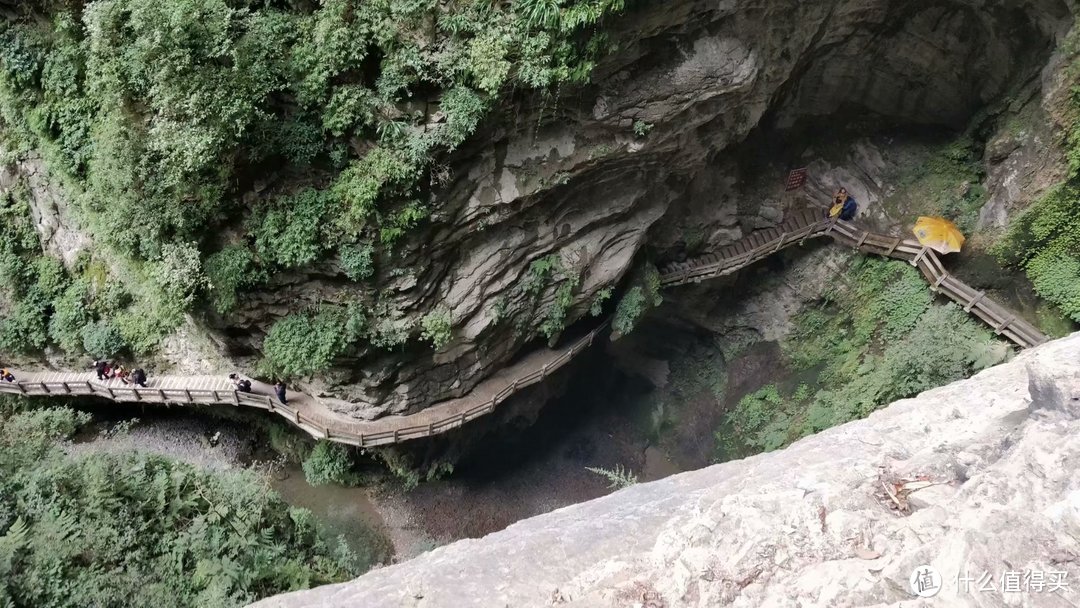 地缝中的步行道