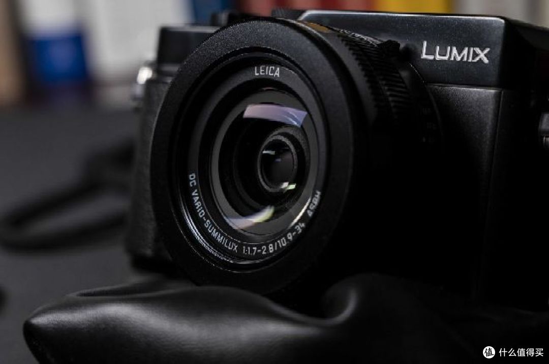 正面“Lumix”与“leica”标识非常醒目