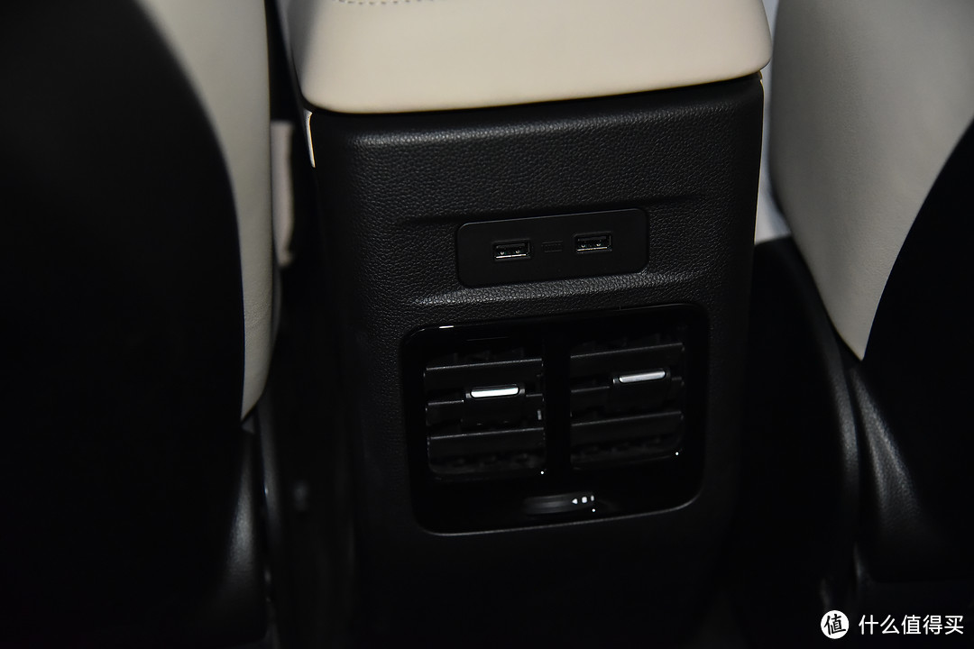 后排还有两个独立的USB接口和空调出风口，能调节风量。