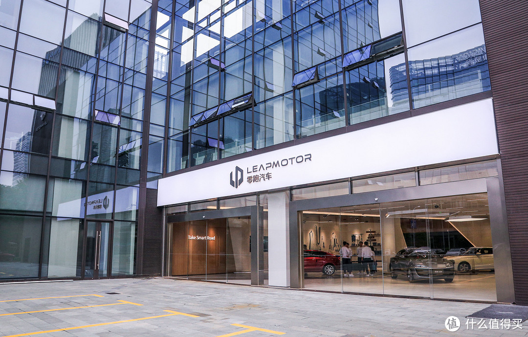 年轻人第一台电动轿跑02零跑s01补贴后10万续航460km杭州实车探店