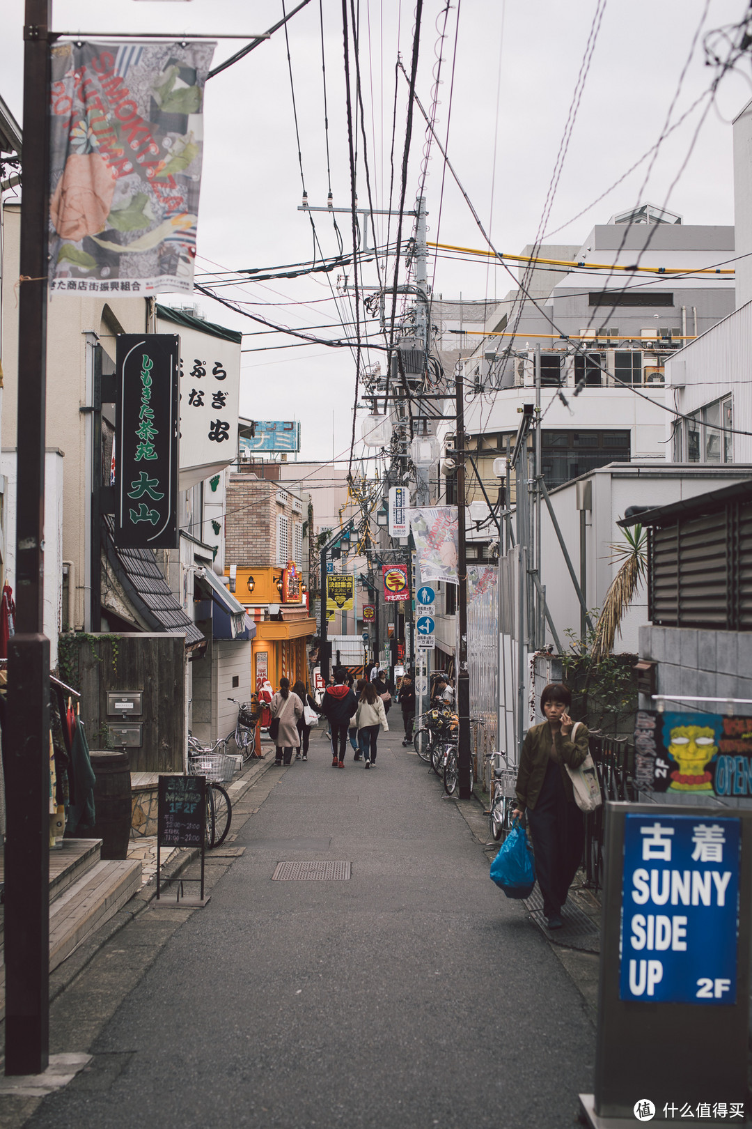 充满了古着店的小街道