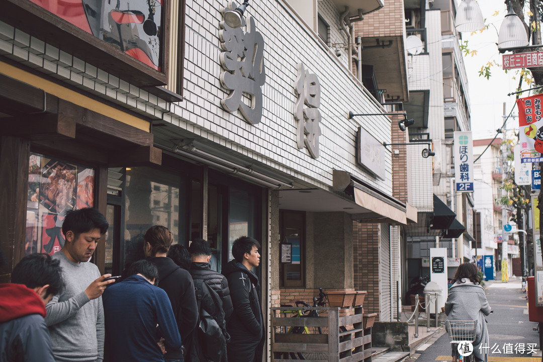 才过去十来分钟，店门口就排队了